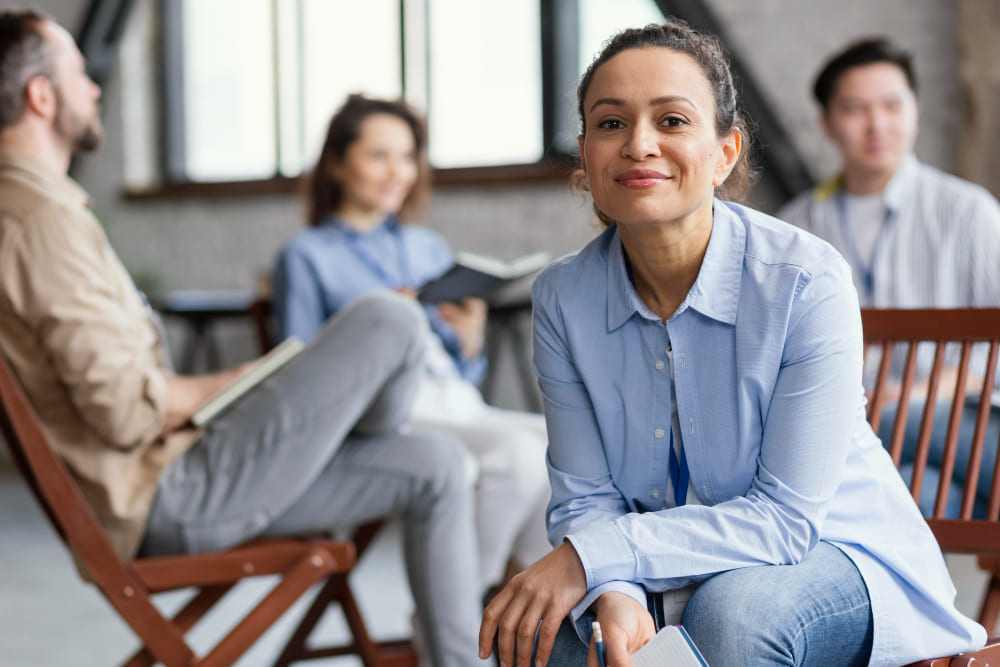 Equipe em roda de conversa sobre saúde mental no trabalho e desenvolvimento humano